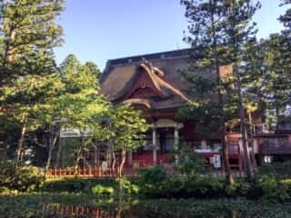 出羽三山神社 鏡池と御本殿
