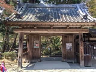 中尊寺　金色堂入口