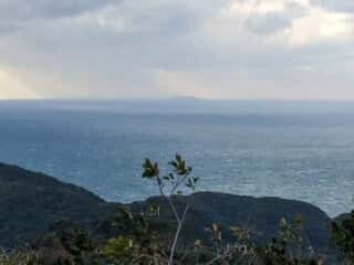 大島御嶽山から沖の島を望む