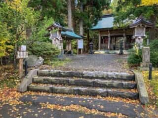 真山神社の境内