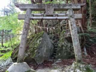 石尾神社　鳥居と岩の参道