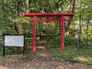 大石神ピラミッドへの入口