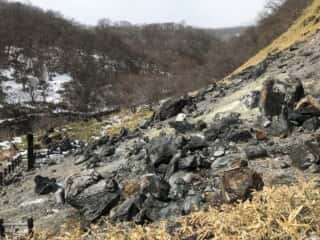 殺生石の広場を横から眺める