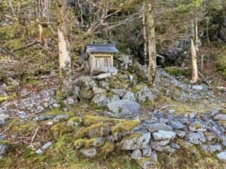 鶴石・亀石の祠