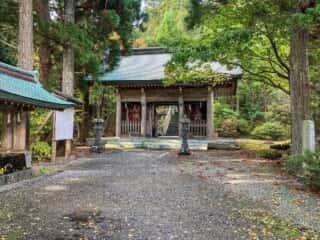 真山神社の境内