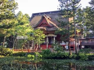 出羽三山神社 鏡池と御本殿