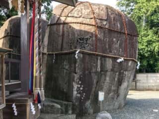 三ツ石神社の巨石