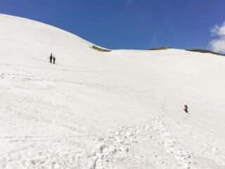 雪に覆われた月山登山道