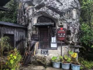 宝珠山立石寺の三重小塔