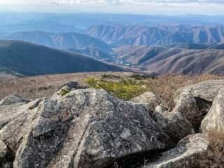 五葉山　黒岩の巨石群から望む山々
