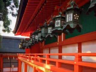春日大社の回廊に飾られる灯篭
