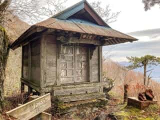 石上登山道 中之堂