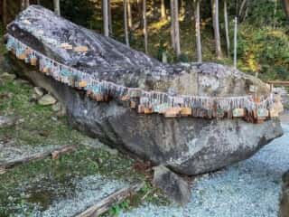 釣石神社　境内の巨石　