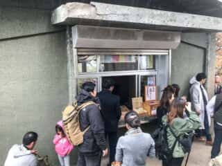 男体山本殿脇の守札授与所