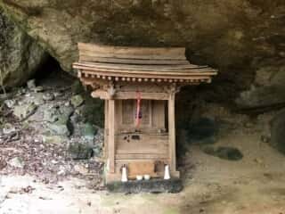 坂谷神社（鳥取県）磐座の下にある拝殿