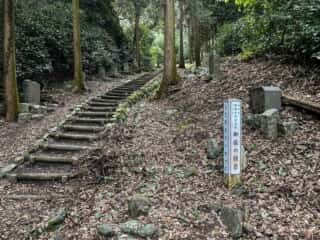 御嶽山 山道　御嶽の鏡岩道標