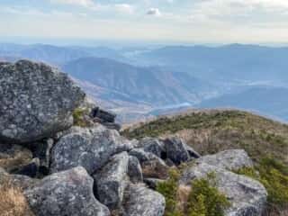 五葉山　黒岩の巨石群から望む太平洋黒岩