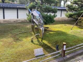 仁和寺　参道のオブジェ