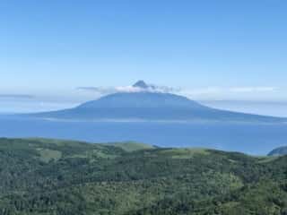 礼文島より利尻島を望む