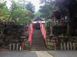 三方石観世音の参道