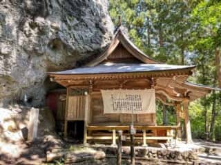 中之獄神社 拝殿と磐座