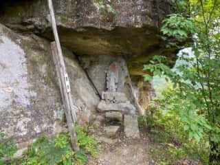 一年峰の「畳岩」と祠