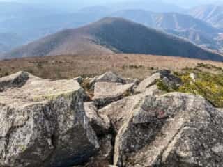 五葉山　黒岩の巨石群から望む山並み
