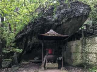 宝珠山立石寺の巨石