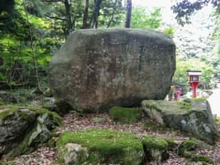 三方石観世音の参道沿いの巨石