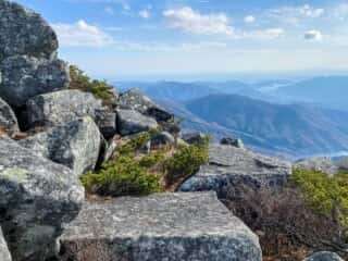 五葉山　黒岩の巨石群から望む太平洋