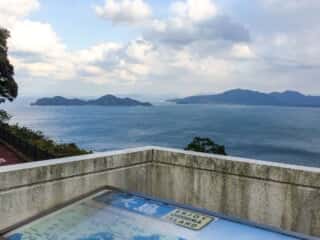 大島御獄山展望台から眺める 湯川山とその背後の足立山 皿倉山 帆立山