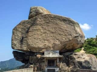 小瀬の重岩 (小瀬石鎚神社)