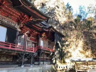 榛名神社の本殿と御神体の磐座、御姿岩