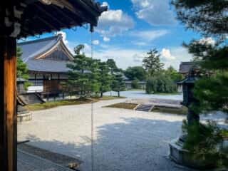 大覚寺　石舞台と五大堂
