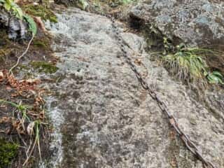 石上登山道
