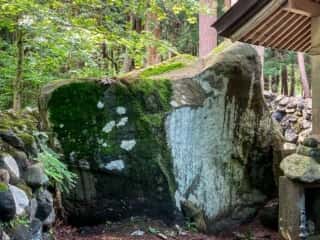 大石神社　御神体の巨石