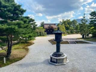 大覚寺　石舞台と勅使門