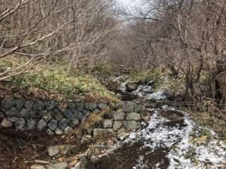 殺生石から展望台への山道