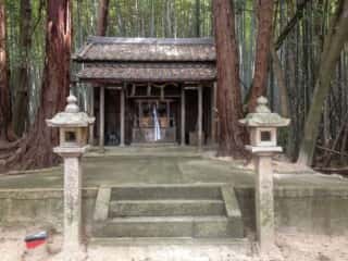 神明神社　境内