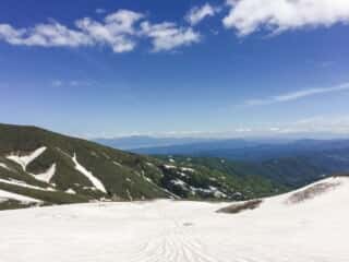 雪に覆われた月山登山道