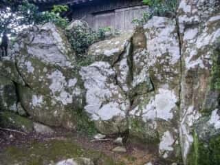 伊島観音堂　奥の院に隣接する岩場