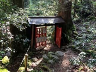 三徳山・投入堂への入口