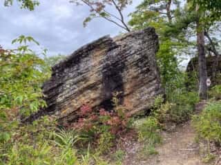 一年峰山道途中の奇石