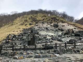 これが殺生石の光景