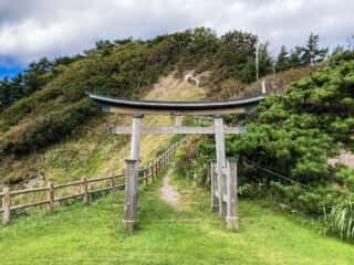 願掛岩の頂上へ登る山道