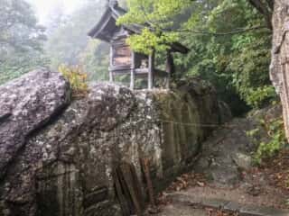 宝珠山立石寺の巨石