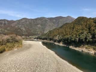 若杉山遺跡そばを流れる那賀川