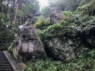 宝珠山立石寺の巨石