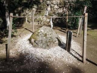 千度石　鵝形石　與喜天満神社