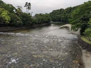 宇治橋から五十鈴川を眺める